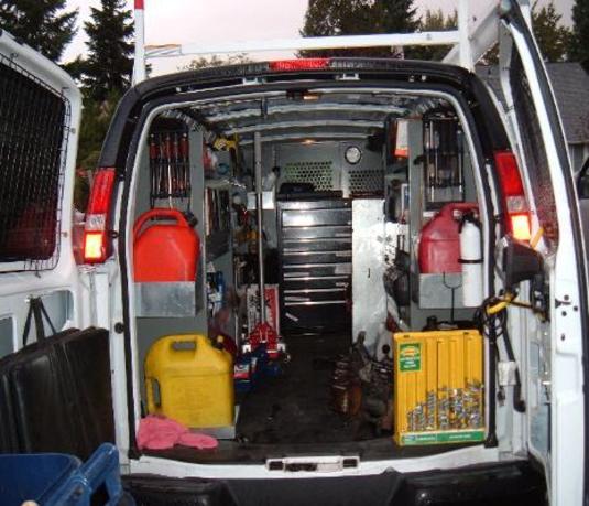 Technicien mobile effectuant une réparation auto